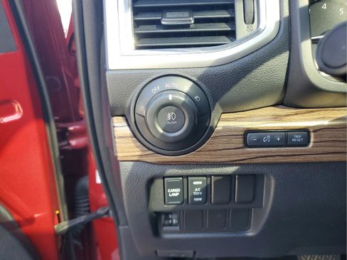 Used 2020 Nissan Titan SL w/ Moonroof Package image 28