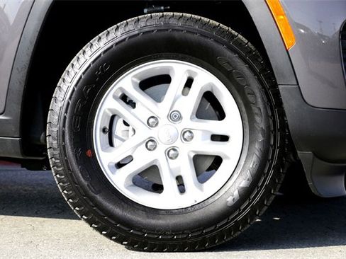 Used 2025 Jeep Grand Cherokee Laredo image 2