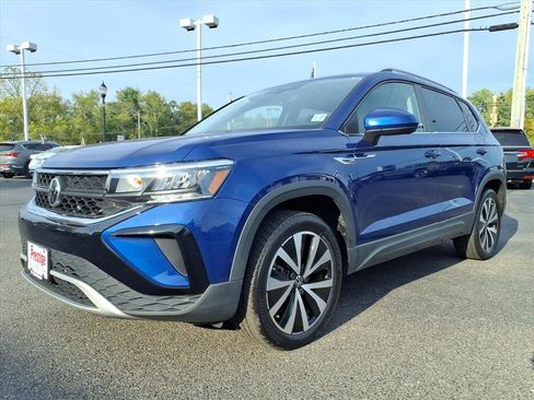 Certified 2022 Volkswagen Taos SE w/ Panoramic Sunroof Package image 3