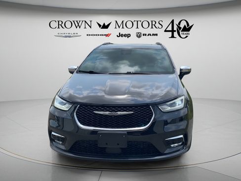 Used 2023 Chrysler Pacifica Limited AWD/4WD image 2
