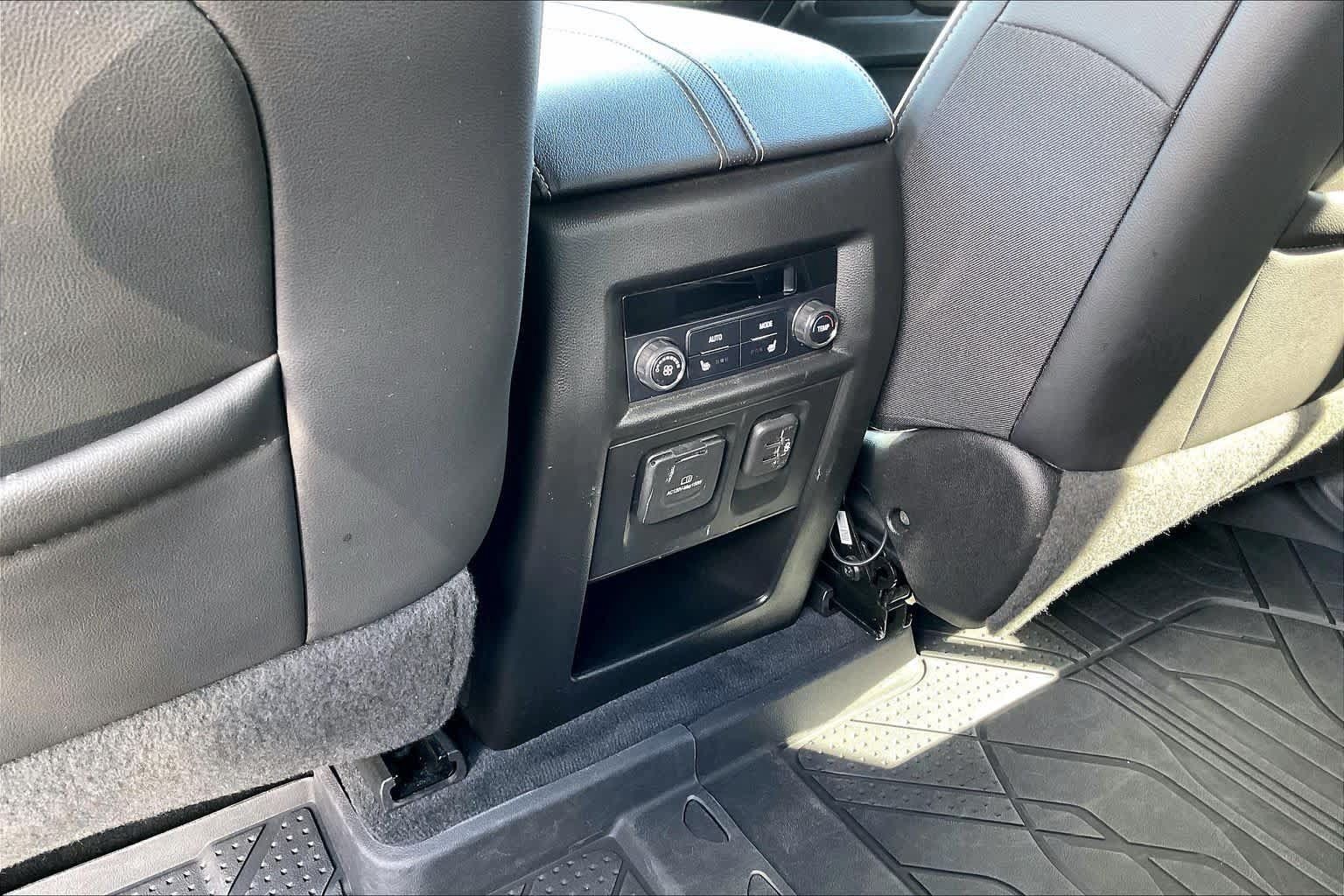 Used 2022 Chevrolet Traverse Premier w/ Redline Edition AWD/4WD image 34