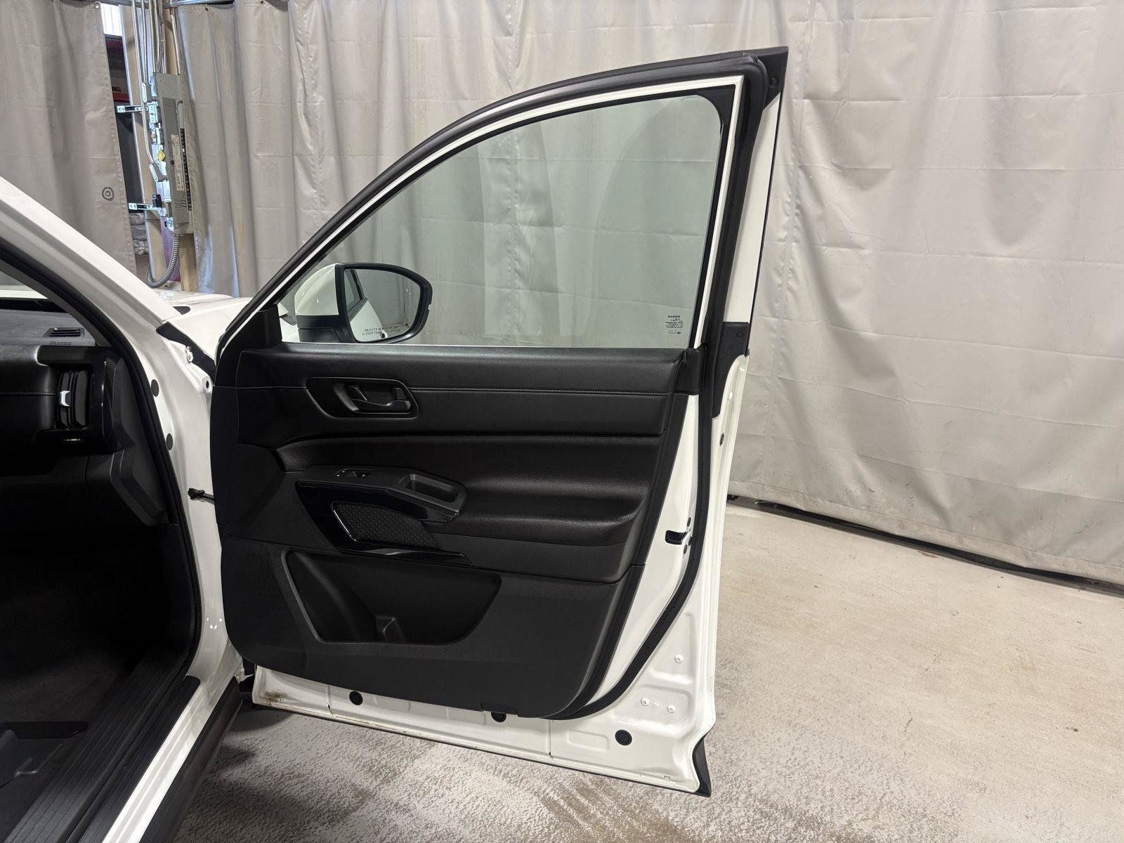 Used 2024 Nissan Pathfinder SV AWD/4WD image 29