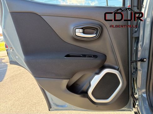 Used 2018 Jeep Renegade Latitude w/ Popular Equipment Group image 18