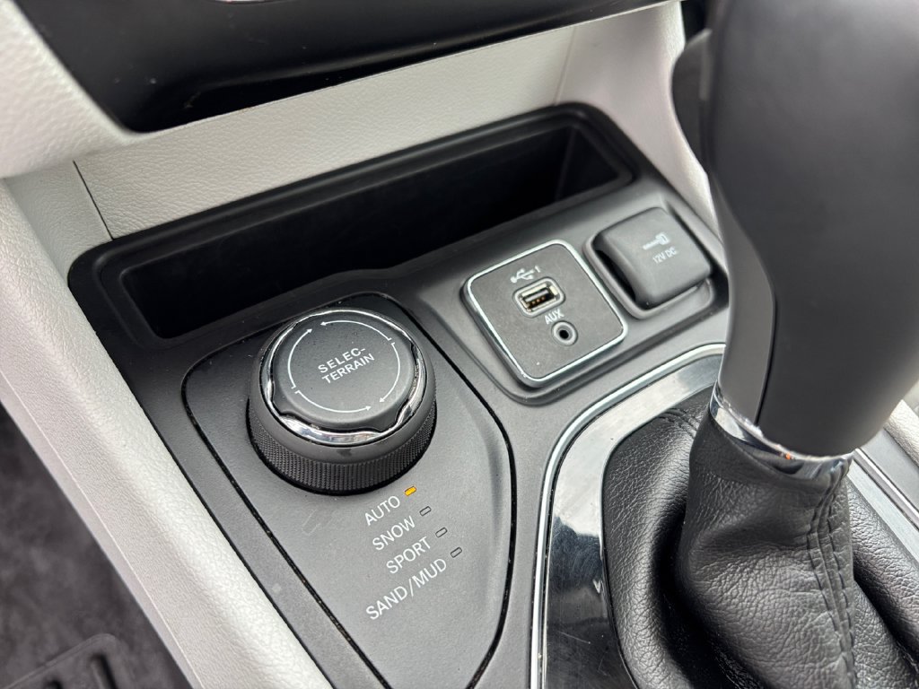 Used 2019 Jeep Cherokee Limited AWD/4WD image 28