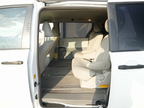Used 2011 Toyota Sienna image 18