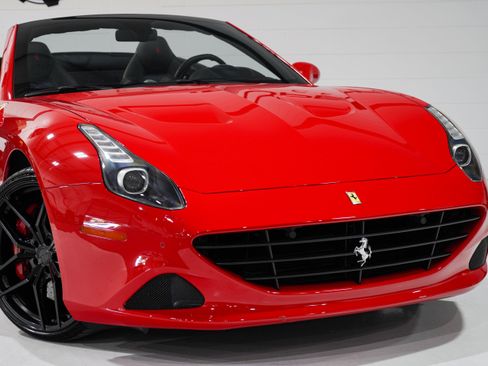 Used 2017 Ferrari California T RWD image 25