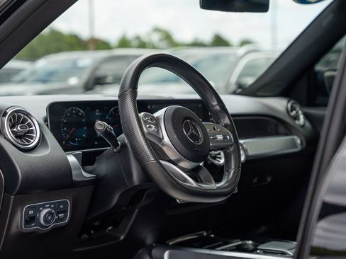 Used 2021 Mercedes-Benz GLB 250 4MATIC w/ AMG Line image 18