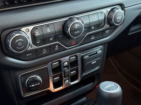 Used 2025 Jeep Gladiator Mojave AWD/4WD image 26