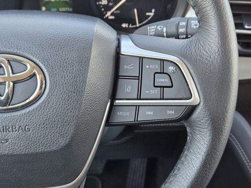 Used 2023 Toyota Sienna XLE image 35