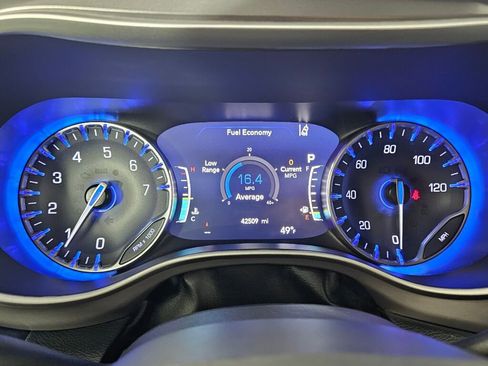 Used 2025 Chrysler Pacifica Select image 24