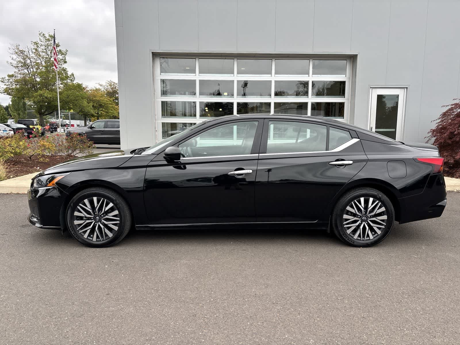 Used 2025 Nissan Altima 2.5 SV FWD image 2