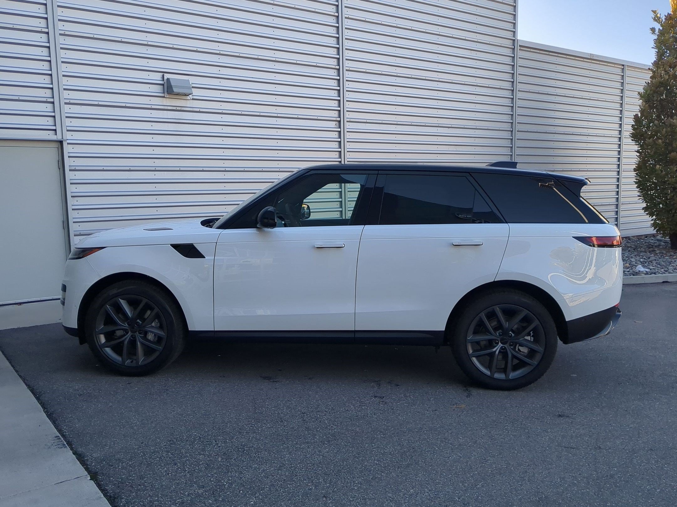 New 2027 Land Rover Range Rover Sport SE AWD/4WD image 8