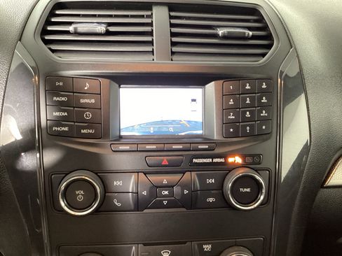 Used 2018 Ford Explorer XLT AWD/4WD image 29
