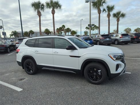 New 2026 Volkswagen Atlas Peak Edition image 2