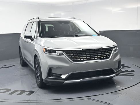 Used 2022 Kia Carnival SX Prestige image 3