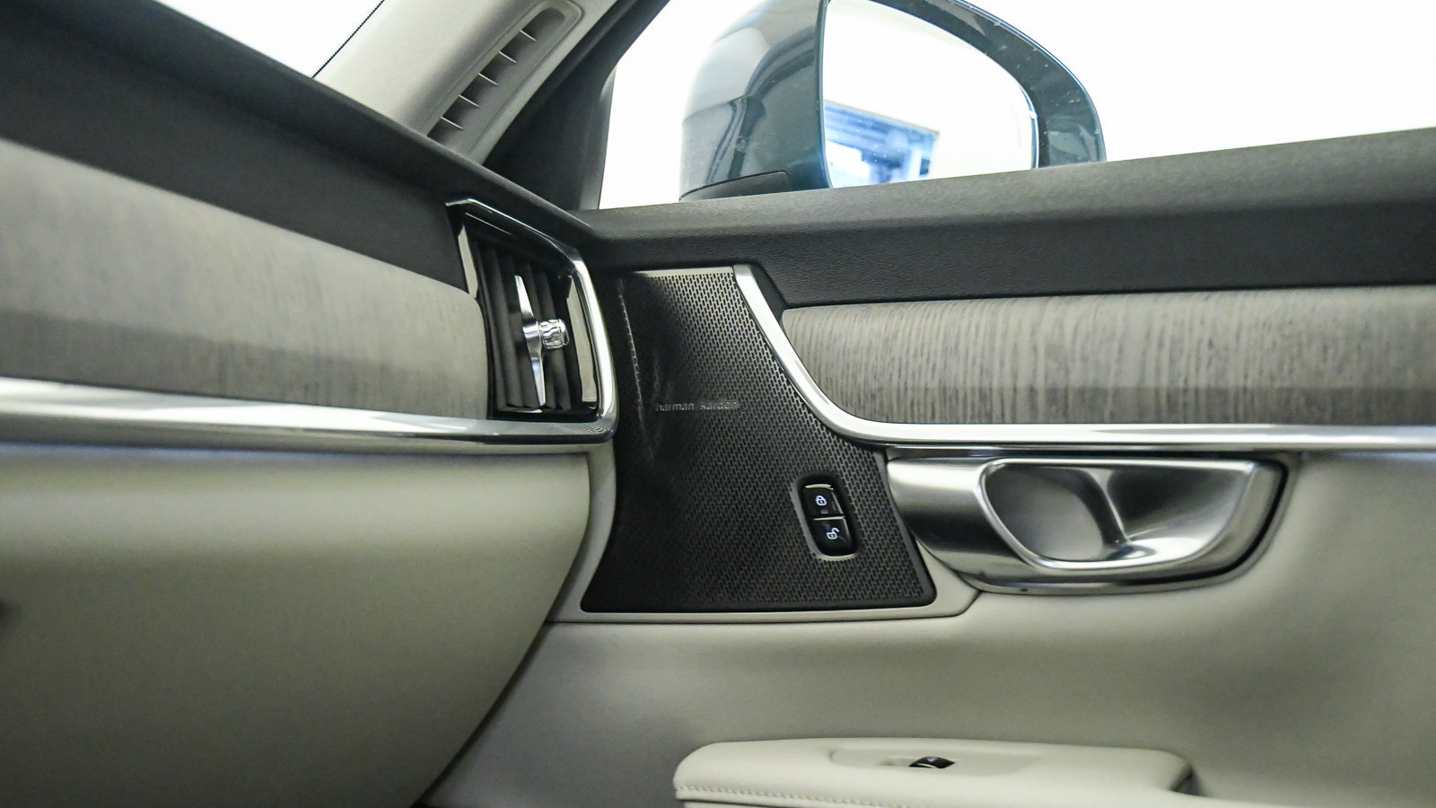 Certified 2025 Volvo V90 B6 Cross Country Plus AWD/4WD image 22