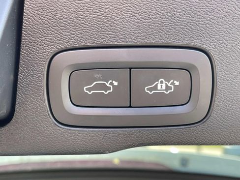 Used 2022 Volvo XC60 B5 Momentum image 32