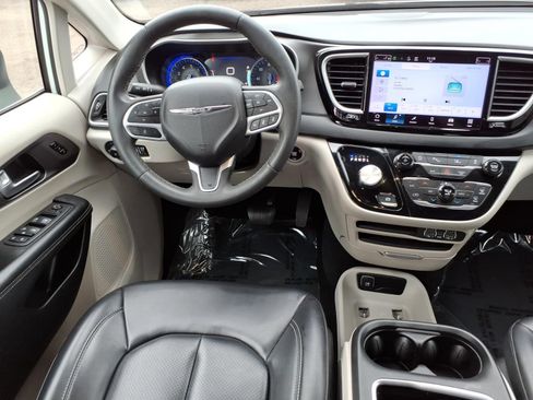 Used 2023 Chrysler Pacifica Touring-L FWD image 19