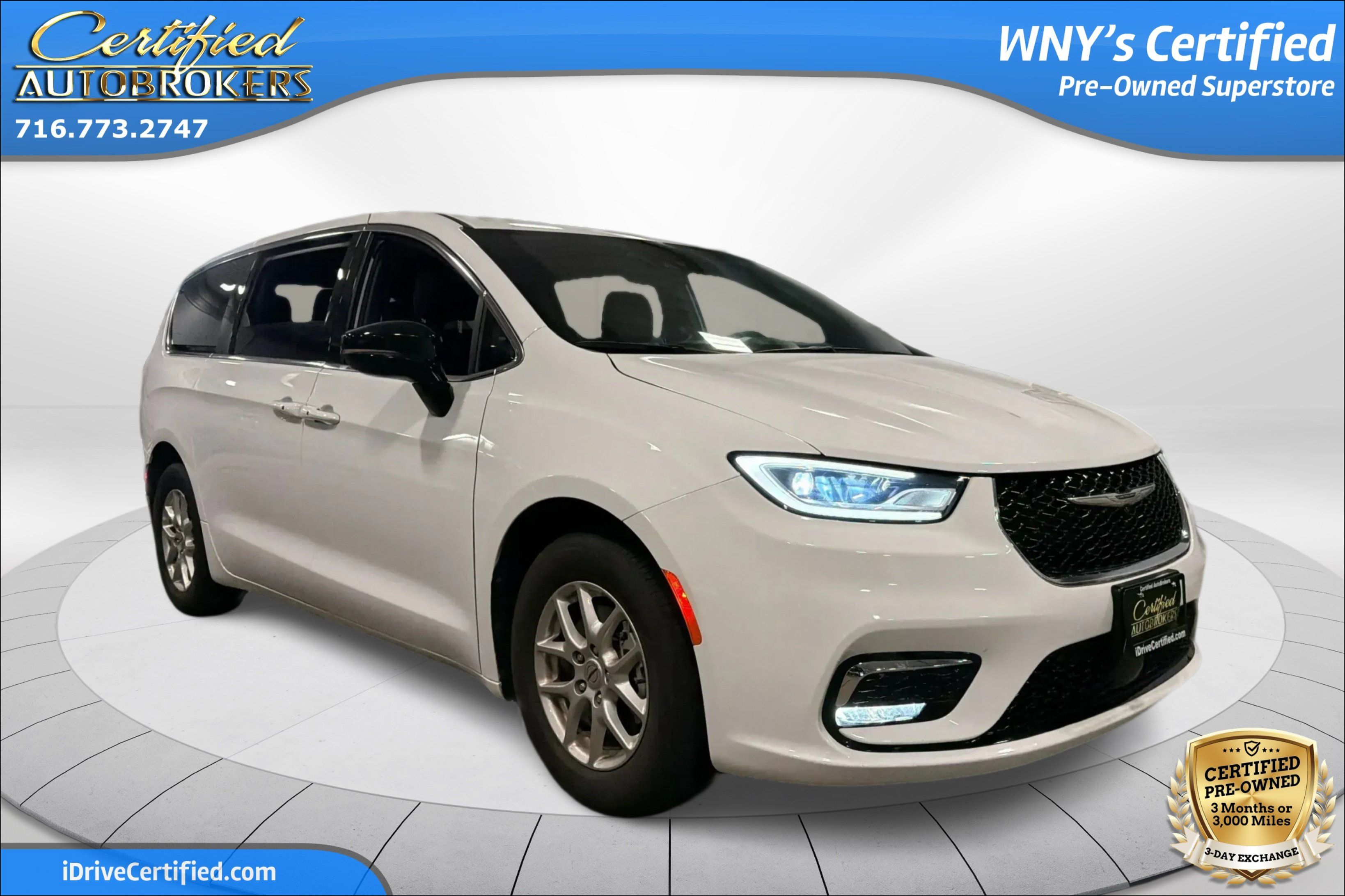 Used 2025 Chrysler Pacifica Select FWD image 3