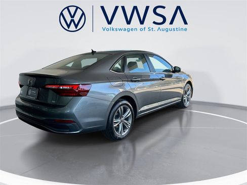 Certified 2024 Volkswagen Jetta SE w/ Panoramic Sunroof Package image 7