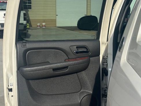 Used 2013 Chevrolet Avalanche LTZ image 31