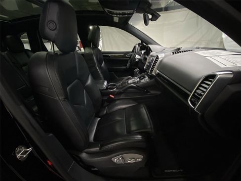 Used 2018 Porsche Cayenne image 30