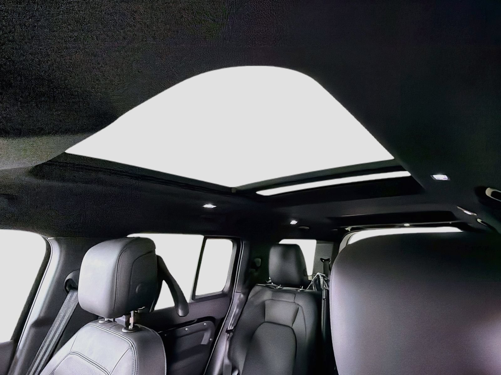 New 2026 Land Rover Defender 130 X-Dynamic SE AWD/4WD image 9