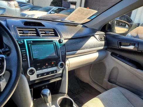 Used 2014 Toyota Camry LE image 40