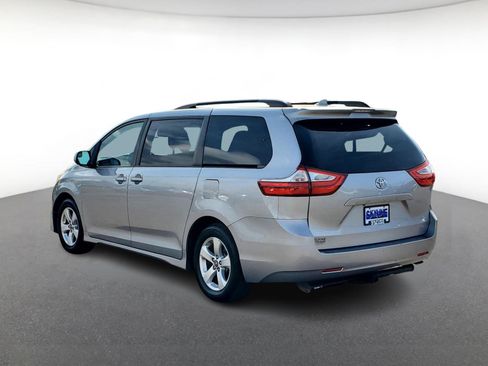 Used 2018 Toyota Sienna LE image 4