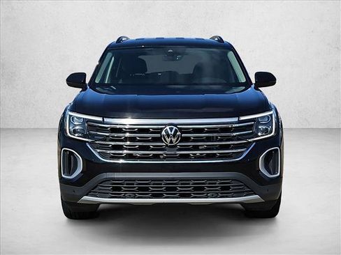 Used 2025 Volkswagen Atlas SE FWD image 2