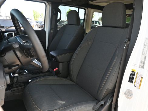 Used 2025 Jeep Wrangler Unlimited Sahara AWD/4WD image 7