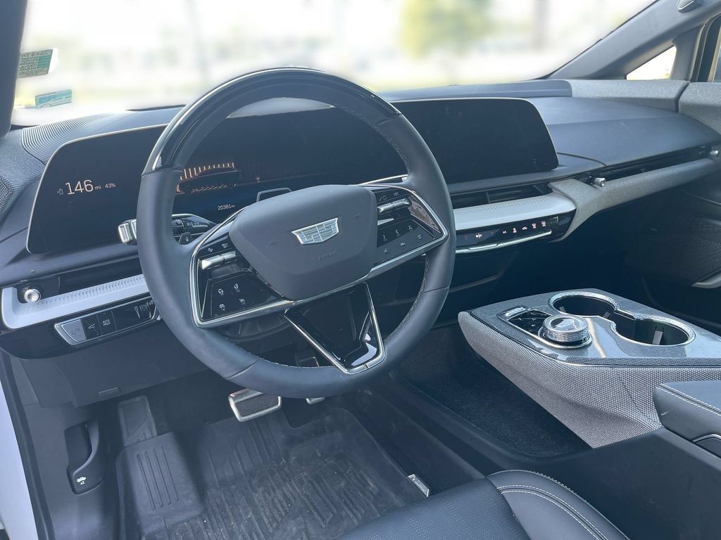 Used 2025 Cadillac Optiq Luxury 2 w/ LPO, Floor Liner Package AWD/4WD image 8