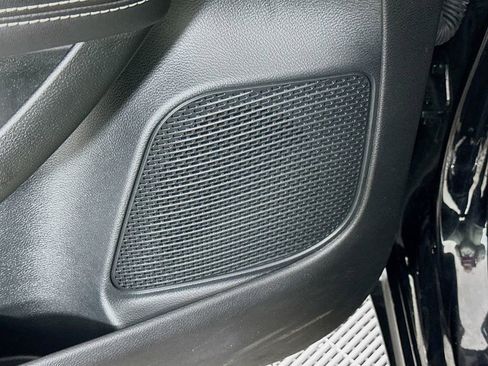 Used 2025 Chrysler Pacifica Select image 25