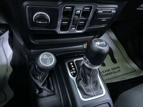 Used 2018 Jeep Wrangler Unlimited Sahara image 25