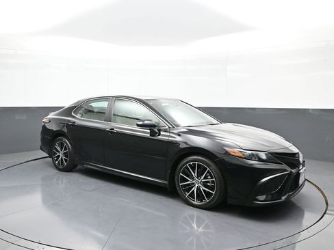 Certified 2022 Toyota Camry SE image 4