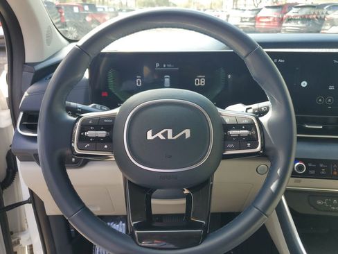 Used 2025 Kia Carnival EX image 18