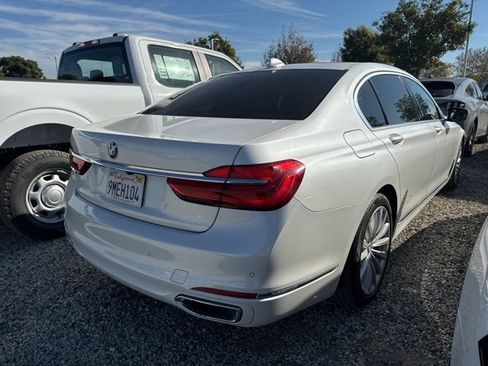Used 2019 BMW 740i image 3