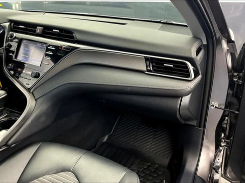 Used 2020 Toyota Camry SE FWD image 17