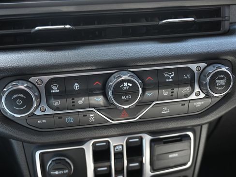 Used 2024 Jeep Wrangler Unlimited AWD/4WD image 29
