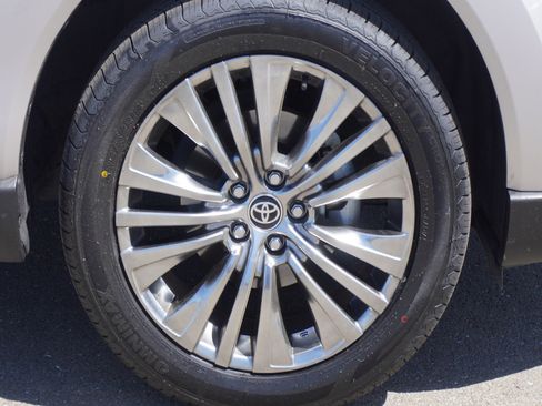 Used 2023 Toyota Venza XLE AWD/4WD image 5