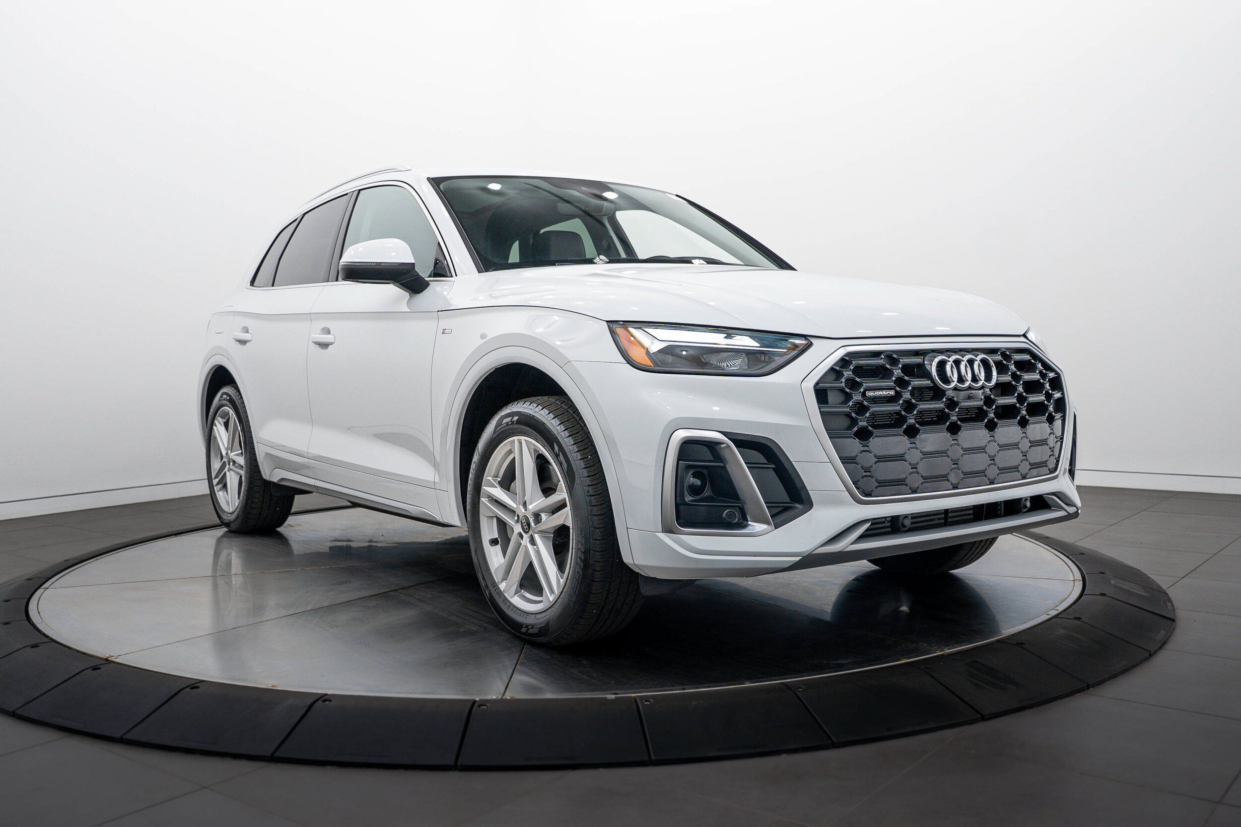Certified 2025 Audi Q5 e Premium Plus w/ Premium Plus Package AWD/4WD image 2