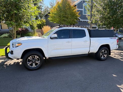 Used 2019 Toyota Tacoma TRD Sport w/ TRD Premium Sport Package AWD/4WD image 2