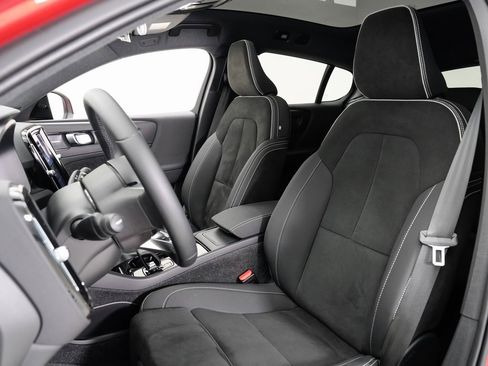 Used 2023 Volvo C40 P8 Recharge Ultimate image 5