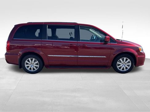 Used 2015 Chrysler Town & Country Touring image 4