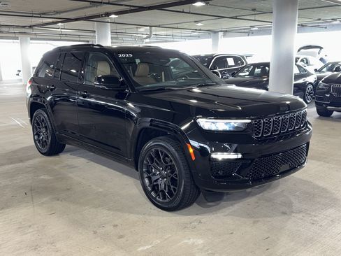Used 2025 Jeep Grand Cherokee Summit w/ Obsidian Package AWD/4WD image 2
