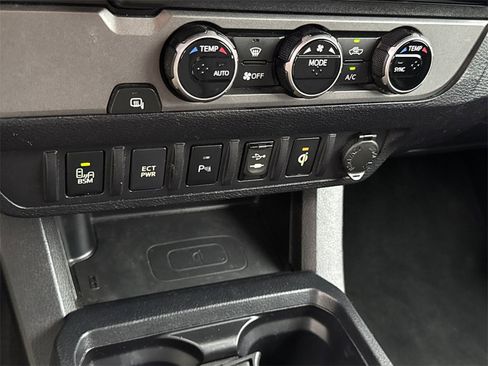 Used 2017 Toyota Tacoma TRD Off-Road image 31