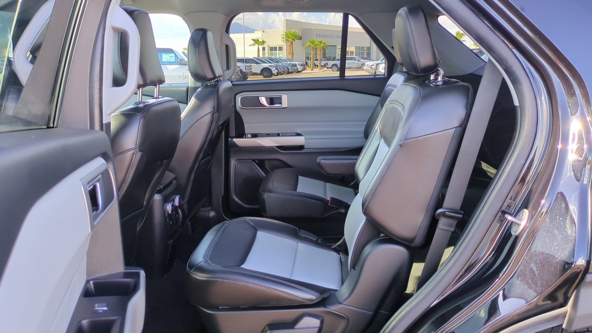 Used 2023 Ford Explorer XLT w/ Equipment Group 202A AWD/4WD image 28