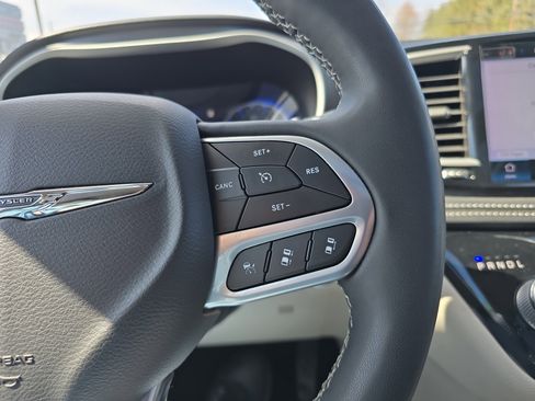 Used 2022 Chrysler Pacifica Touring-L AWD/4WD image 22