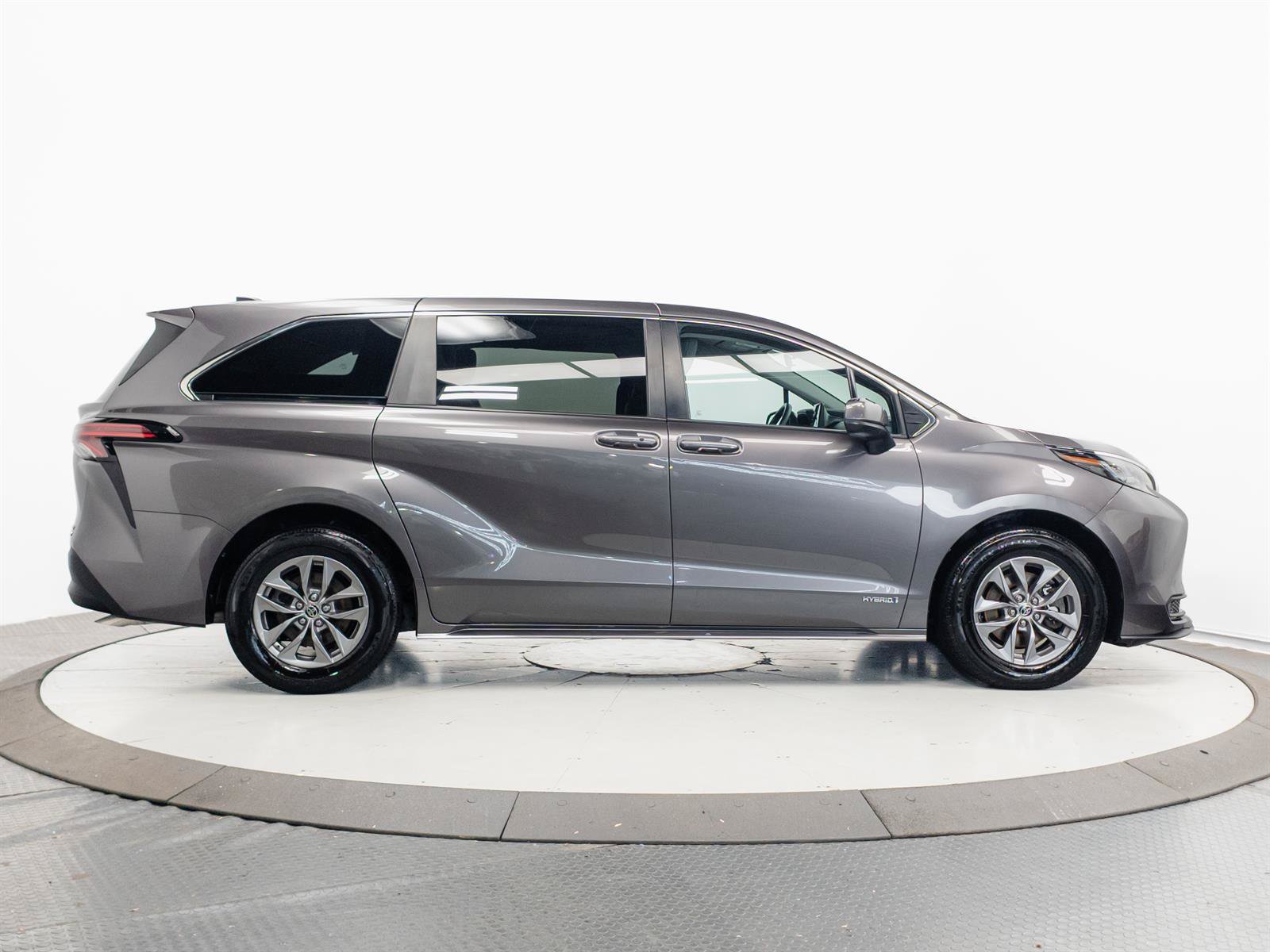 Certified 2021 Toyota Sienna LE FWD image 15