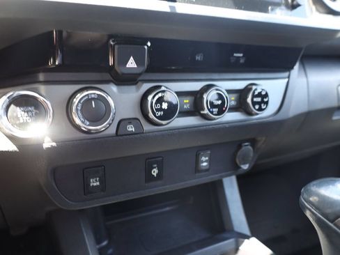 Used 2016 Toyota Tacoma TRD Off-Road w/ Towing Package AWD/4WD image 17